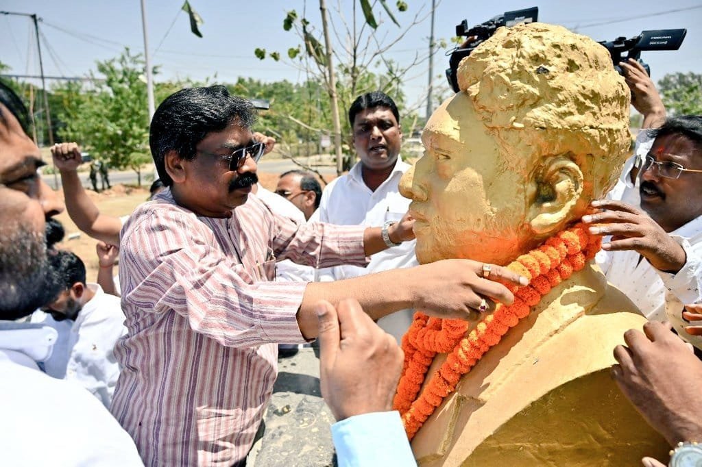 दुर्गा सोरेन की 14वीं पुण्यतिथि पर मुख्यमंत्री हेमंत सोरेन ने दी श्रद्धांजलि, कहा मेरे मार्गदर्शक थे दुर्गा सोरेन