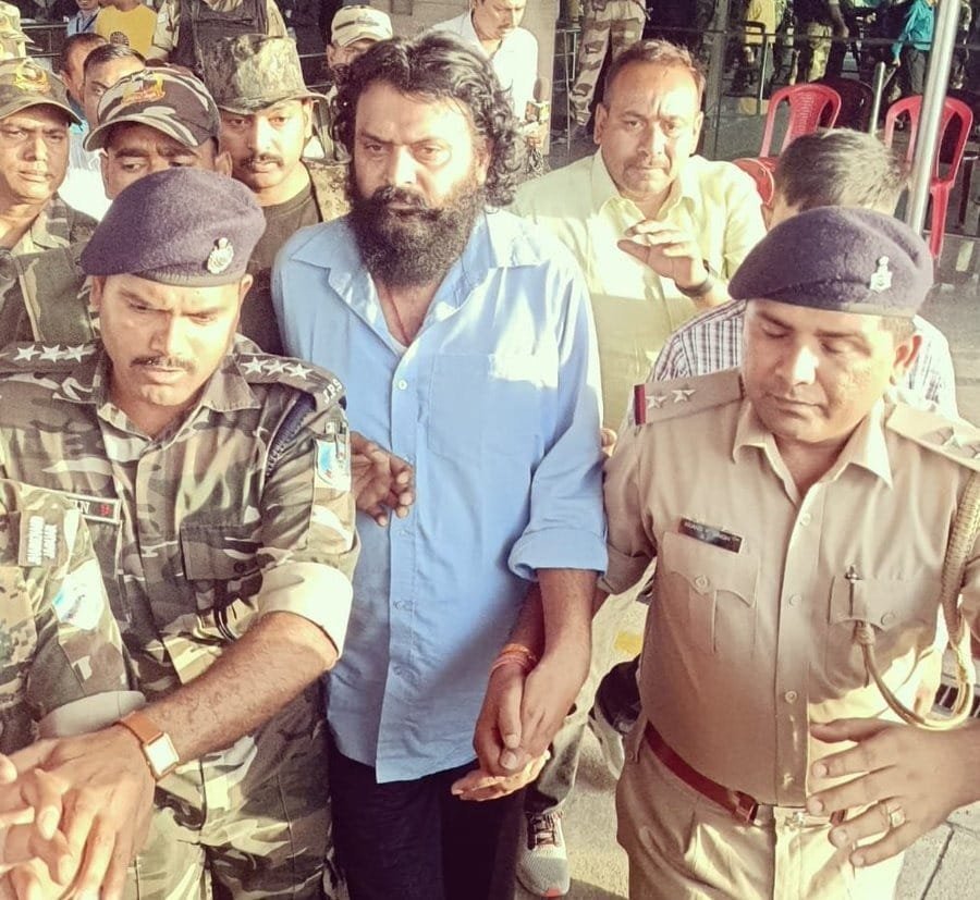 गिरफ्तारी के बाद रांची लाया गया 25 लाख का ईनामी नक्सली दिनेश गोप