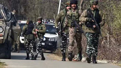 कश्मीर में 3 एनकाउंटर, 3 आतंकी ढेर, 4 जवान घायल [3 encounters in Kashmir, 3 terrorists killed, 4 soldiers injured]