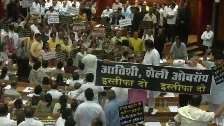दिल्ली में भाजपा पार्षदों का प्रदर्शन; मेयर शेली ओबेरॉय से इस्तीफ़े की मांग [Demonstration of BJP councilors in Delhi; Demand for resignation from Mayor Shelly Oberoi]